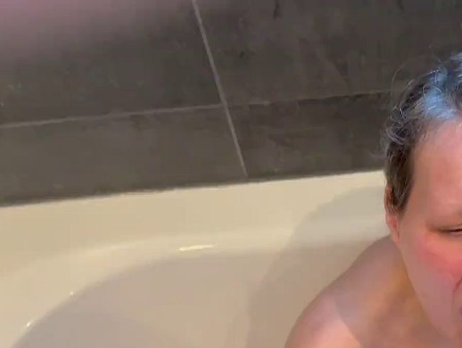 Pissed off in the tub with a choke :-) but mmmmm........!!!