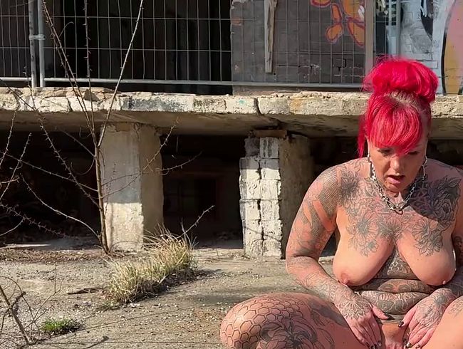 Thumbnail of Sunny afternoon piss outdoors