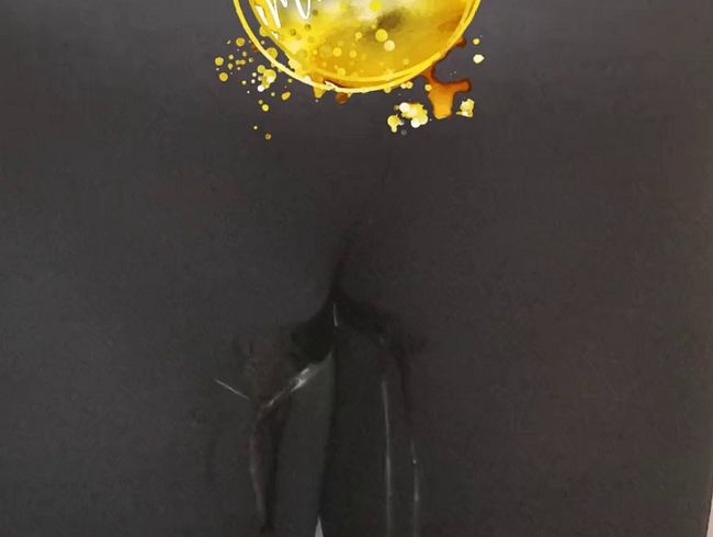 Watch me pee in my leggings