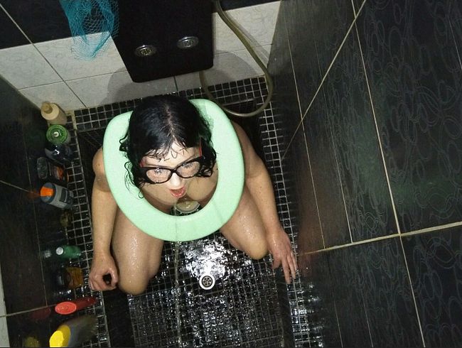 Thumbnail of Sexi Wife taking enormous load of piss on face