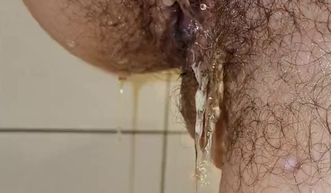 Thumbnail of Wet pussy pisses while showering