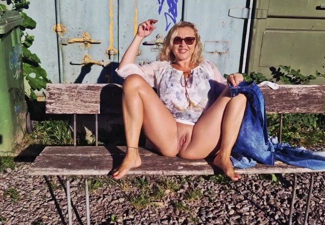 Thumbnail of Oops, it went wrong - Public pants change